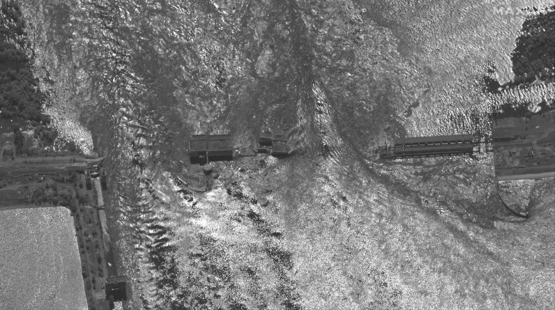 صور الأقمار الصناعية تظهر دماراً واسعاً جراء انهيار سد كاخوفكا